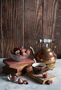 仍然活在甘蓝水果和古铜茶壶中 有木制的书籍工作室饮食浆果图书照片热带荔枝甜点食物阅读图片
