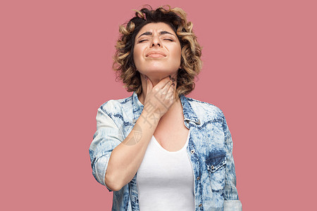 粉红色背景的年轻情感女人的肖像吞咽痛苦卫生药品症状疾病甲状腺保健治疗女士图片