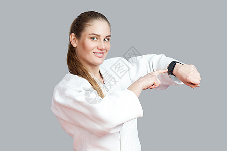 女士手表灰色背景的白和服女运动员武术检查计步器幸福运动柔道减肥空手道控制背景