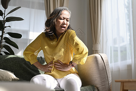 不健康的中年女士触摸腹部 腹部疼痛 胃肠系统疾病 肠道 消化问题客厅医疗保险祖母痛苦疾病保险药品长老情况保健图片