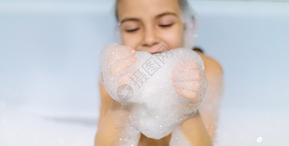 孩子在浴缸肥皂水里洗澡 有选择的焦点乐趣女孩飞溅幸福男生童年快乐洗发水女性婴儿图片