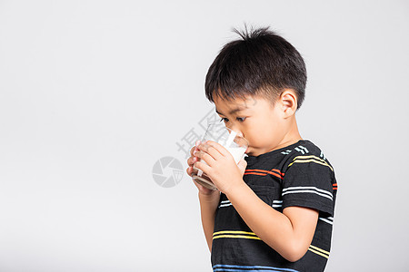 小可爱男孩5-6岁 笑着拿着牛奶杯的微笑 他喝白牛奶图片