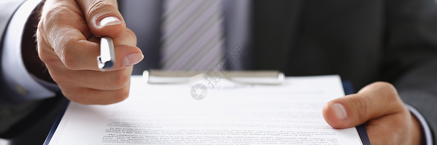 生意人提议签纸 给银笔做交易 在文件上签字图片