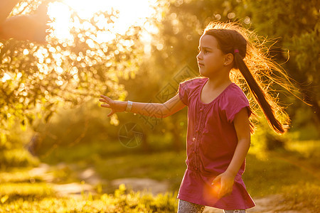 五岁的天主教女孩 在日落时在户外吹肥皂泡 快乐无忧的童年图片