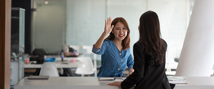 女商务人士在会议上举起五只手并竖起大拇指 以庆祝商业成就和团队合作的成功职业老板女性快乐公司办公室男人微笑同事职场图片