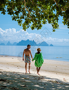 泰国普吉岛附近热带岛屿纳卡岛海滩上的男女情侣女性中岛约会男人蜜月太阳女士自由幸福太阳镜图片