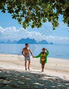泰国普吉岛附近热带岛屿纳卡岛海滩上的男女情侣太阳女士蜜月假期自由天堂男人晴天约会夫妻图片