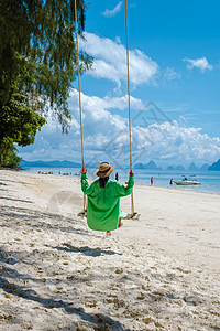 泰国普吉岛附近热带岛屿纳卡岛海滩上的男女情侣约会太阳女性旅行幸福海洋晴天闲暇蜜月太阳镜图片
