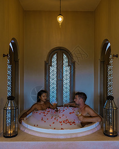 带玫瑰花瓣的浪漫浴缸 在按摩浴池里享受豪华假期 男女双方一起洗澡温泉房间酒店治疗房子装饰奢华淋浴毛巾肥皂图片