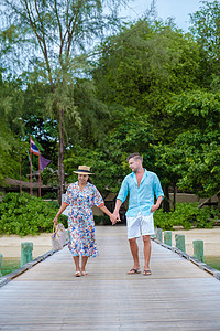 一对夫妇和一对男女 在热带的河谷 用木制码头防波堤蓝色假期旅行女朋友女士奢华天堂中岛夫妻男人图片