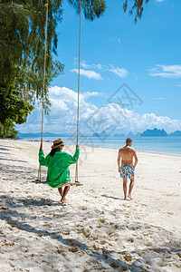 泰国普吉岛附近热带岛屿纳卡岛海滩上的男女情侣晴天男人假期蜜月太阳镜天堂幸福夫妻中岛太阳图片