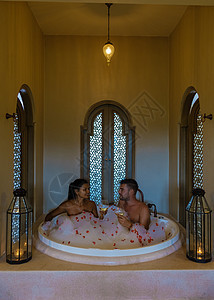 带玫瑰花瓣的浪漫浴缸 在按摩浴池里享受豪华假期 男女双方一起洗澡风格皮肤肥皂房子酒店女士公寓窗户房间治疗图片