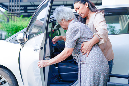 照顾者帮助亚洲老年妇女残疾患者上车 医疗概念 请访问InfoFinland上的祖母运输车辆麻痹诊所医院母亲保健卫生机动性图片