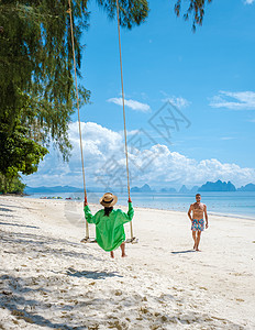 泰国普吉岛附近热带岛屿纳卡岛海滩上的男女情侣夫妻太阳天堂中岛太阳镜晴天女士海洋女性幸福图片
