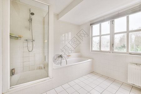 配有浴室小屋的宽度米蜂蜜洗手间房子财产公寓淋浴玻璃房间住宅制品卫生间镜子图片