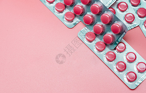 粉红色药丸和泡罩包装的粉红色背景药丸的顶部视图 处方药 医药行业 医疗保健和医学 片丸生产 维生素和补充剂图片