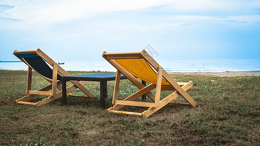 空甲板椅子 沙滩上漂亮的彩色椅子 蓝天放松节日快乐晴天海岸线海景天堂支撑闲暇休息室地平线旅行天空图片