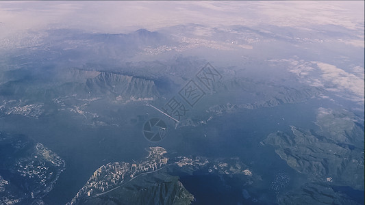 飞机登上岛屿山云的空中最高视线图片