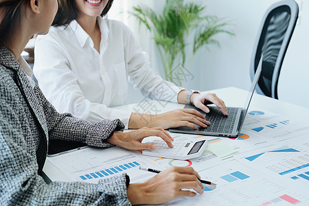 两位年轻的亚洲女商务人士使用带有计算器和文件的平板电脑来规划营销策略和投资 以从客户那里获利会议战略文档协议风险金融研究领导基金图片