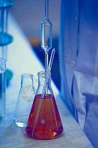 疫苗生产实验室 红外线辐射中含有化学液体的玻璃瓶 以及玻璃瓶疾病药品测试技术医院医生样本药剂注射科学家图片