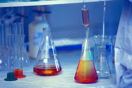 疫苗生产实验室 红外线辐射中含有化学液体的玻璃瓶 以及玻璃瓶技术生物医院生物学测试女士制药注射器实验注射图片