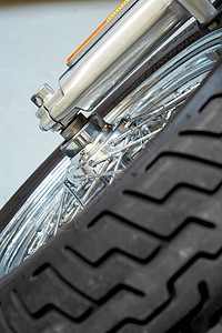 摩托车轮胎的倾斜前视图 专为现代运动自行车设计的高性能四季轮胎 现代摩托车前轮的暂停 前轮减震器和反射器图片