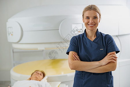 以MRI或CT扫描为背景的放射科医生 以及病人正在接受手术程序护士药品断层扫描x射线扫描器核磁共振机器实验室技术员图片