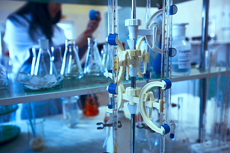 疫苗生产实验室 红外线辐射中含有化学液体的玻璃瓶 以及玻璃瓶管子制药生物治愈实验流感技术科学家疾病药剂图片