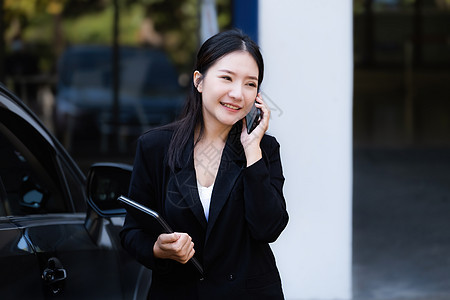 亚洲商务人士 企业主 公司总裁或女性员工在电话中交谈并拿着平板电脑正在下车参加会议上的商业计划会议企业家金融职场工作商务秘书成功图片