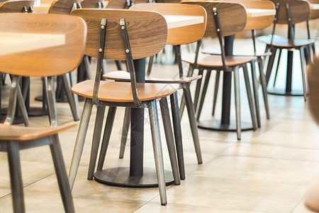 清晨光透过一排空桌和咖啡厅餐厅椅子木头咖啡背景家具桌子顾客房间食堂学校用餐图片