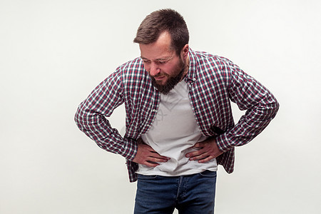 灰色背景的有情感胡子的男人腹痛饮食胀气冒号问题衬衫医疗黑发肠胃男性图片