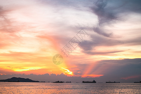 黄昏时的夜美和云彩全景(日落时)图片