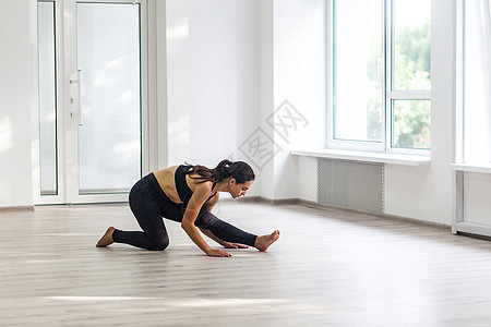 年青黑发女子的室内运动和锻炼健身房耐力活力身体减肥腹肌健美女性训练弓步图片