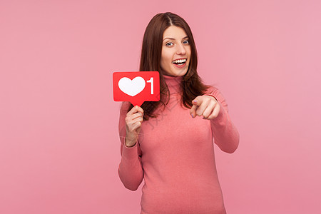 粉红色背景的黑发年轻女性的情感肖像互联网红色评分视频病毒性博客社会女士微笑柜台图片
