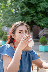 夏天在街头咖啡馆喝咖啡的时尚千年妇女女性包子乐趣小吃女士牛肉城市食物午餐咖啡图片