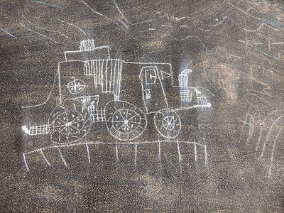 在沥青上画粉笔 小孩和儿童游乐场活动 快乐世界的概念学校艺术训练绘画涂鸦幼儿园婴儿教育人行道操场图片