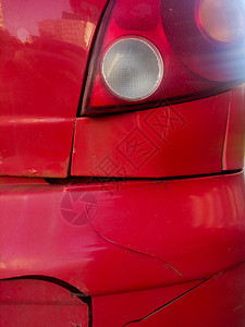 红色破车细节 损坏的旧车关门了事故车辆运输划痕维修机械损害街道碰撞灾难图片