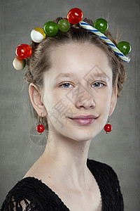 一个有趣的十几岁女孩的肖像 头上戴着甜食花圈青少年女性食物挡板指甲化妆品微笑成人魅力金发女郎图片