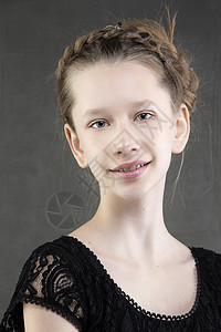 一个美丽的年轻少女的肖像 灰色背景上有条纹 欧式脸孔图片