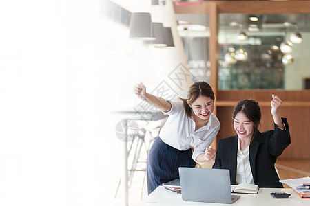 两名亚洲商业女商务人士的肖像 展示了销售满足客户需求的新项目带来的喜悦摄影桌子会议手势友谊乐趣微笑同事水平成人图片