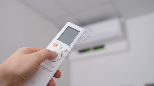 与遥控器并用 被定向到墙上的空调机上温度空气冷却器房间扇子房子控制力量手臂通风图片