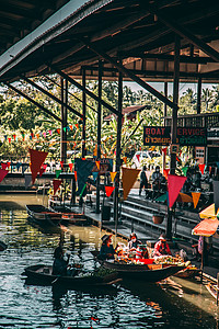 泰国拉恰布里省在期间女士吸引力杂货食物贸易香蕉运河商业运输文化图片