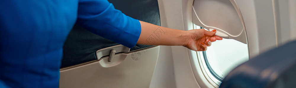 女空勤人员在飞机上特写窗口女士旅游宪章手臂网站工人空气航空公司木板女性图片