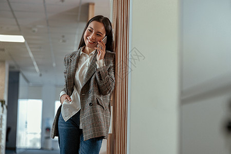 亚洲商业妇女与客户通电话并微笑的亚洲女商务人士快乐职场文档人士互联网商务办公室女性员工笔记本背景图片