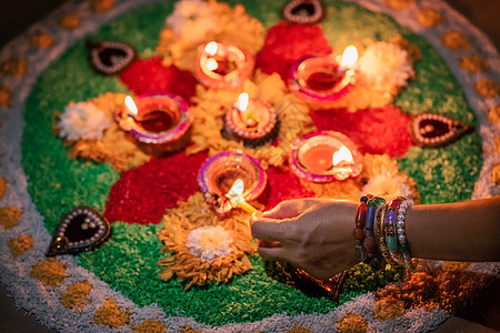 Diwali是印度教徒 Jains 锡克教徒和一些佛教徒庆祝灯光的节日黑暗假期装饰品旅行仪式蜡烛火焰文化庆典宗教图片