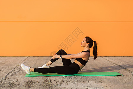 年轻的黑发女人和运动锻炼 在户外肌肉灵活性卫生身体瑜珈裤损失重量训练护理保健图片
