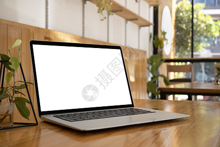 电脑笔记本电脑和木制桌上的陶瓷工厂 广告屏屏空白图片