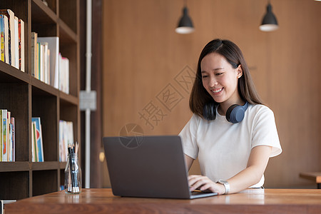 年轻亚洲女性自由职业者肖像在笔记本电脑上工作 进行会计分析时报告房地产投资数据 金融和税收制度概念 ( 经济学家 杂志 )图片