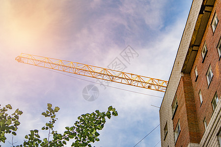 现代住宅砖房的立面和建筑起重机的繁荣  住房建设和房地产投资的概念建筑学蓝色公寓建设者金属工地房子工程师机械商业图片