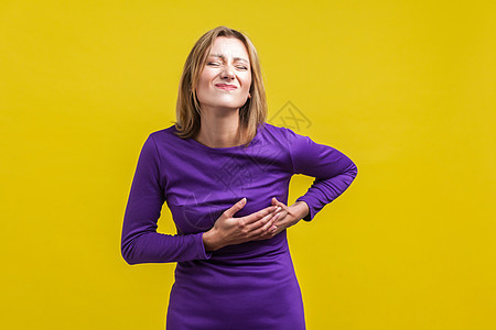 黄色背景的情感美丽的女人呼吸梗塞女士情况紫色攻击肋骨癌症女性疾病图片